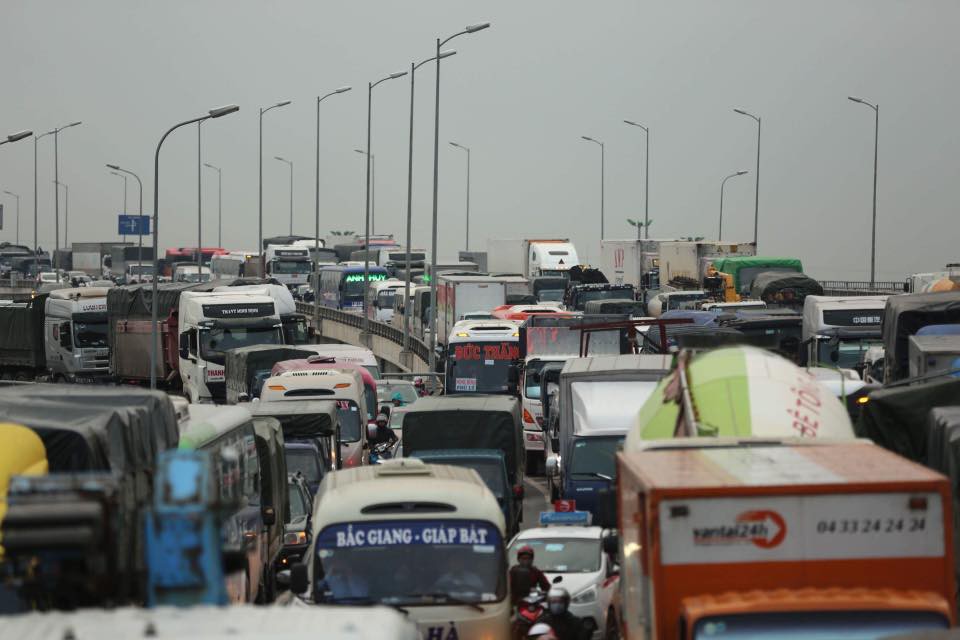 Hà Nội: Người dân tiếp tục về quê nghỉ Tết Dương lịch, đường cao tốc quốc lộ 5 ùn tắc kéo dài hàng km